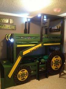 Kinderbed van steigerhout, hoogslaper met model van een tractor.